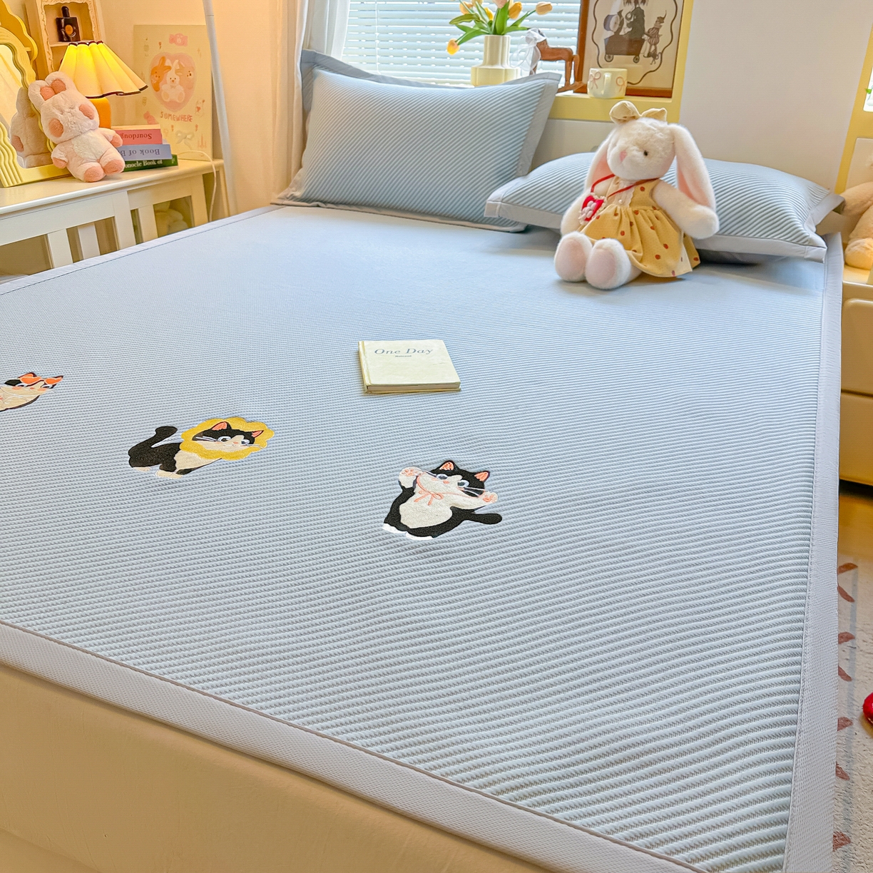 91家纺网 家纺一手货源 找家纺 多乐家纺 2026新款PE提花斜纹凉感豆豆卡通刺绣大包边复合凉席 三只猫-天空蓝（床席款）