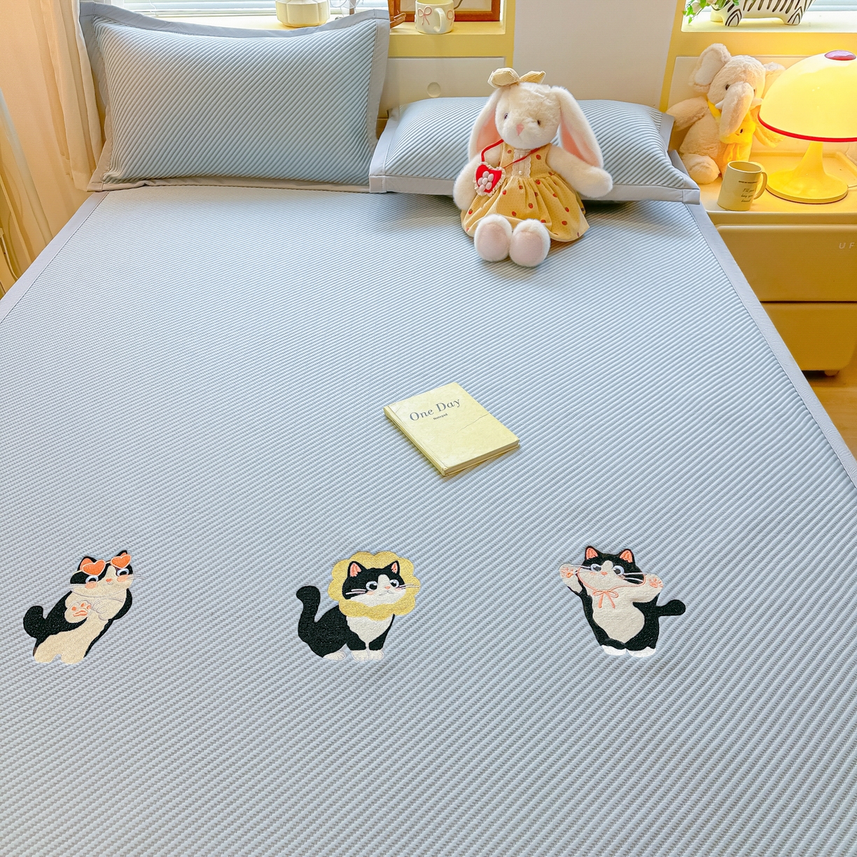 91家纺网 家纺一手货源 找家纺 多乐家纺 2026新款PE提花斜纹凉感豆豆卡通刺绣大包边复合凉席 三只猫-天空蓝（床席款）