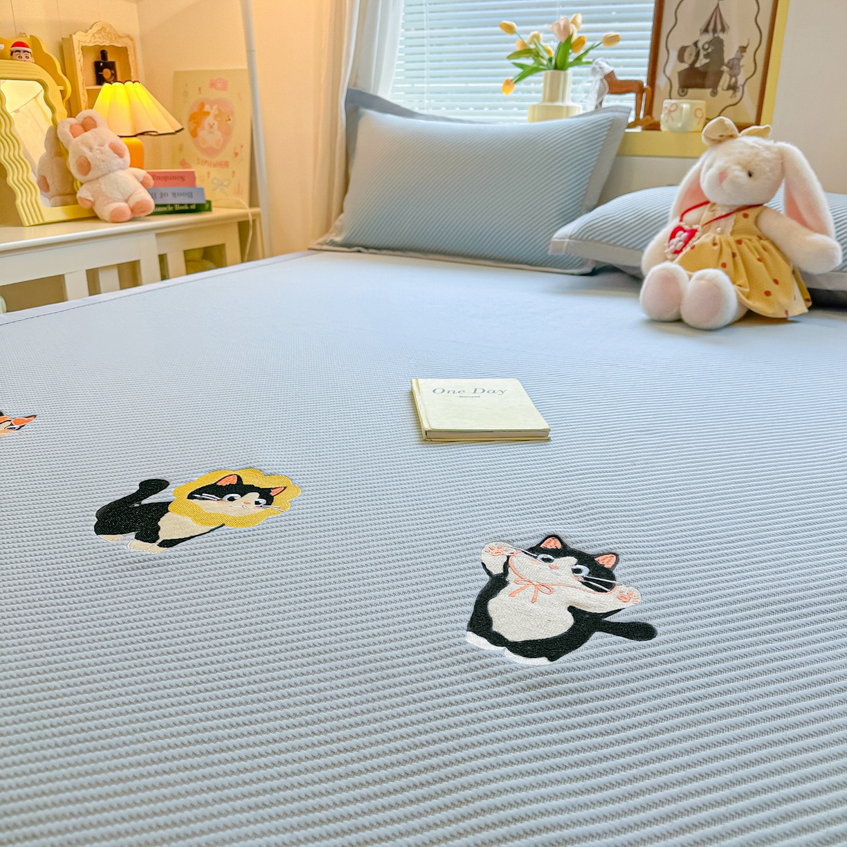 91家纺网 家纺一手货源 找家纺 多乐家纺 2026新款PE提花斜纹凉感豆豆卡通刺绣大包边复合凉席 三只猫-天空蓝（床席款）