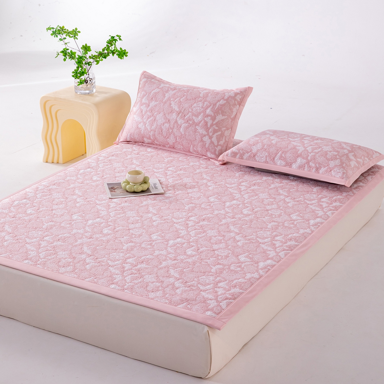 91家纺网 家纺一手货源 找家纺 卡初家居（原微来） 2026新款A类凉感冰豆豆双面提花席-漫天蝶舞 漫天蝶舞-柔和粉