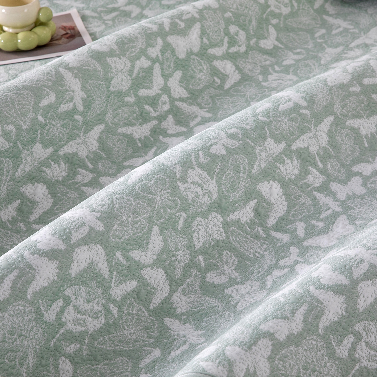 91家纺网 家纺一手货源 找家纺 卡初家居（原微来） 2026新款A类凉感冰豆豆双面提花席-漫天蝶舞 漫天蝶舞-优雅绿