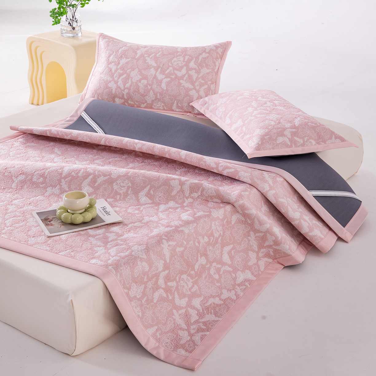 91家纺网 家纺一手货源 找家纺 卡初家居（原微来） 2026新款A类凉感冰豆豆双面提花席-漫天蝶舞 漫天蝶舞-柔和粉