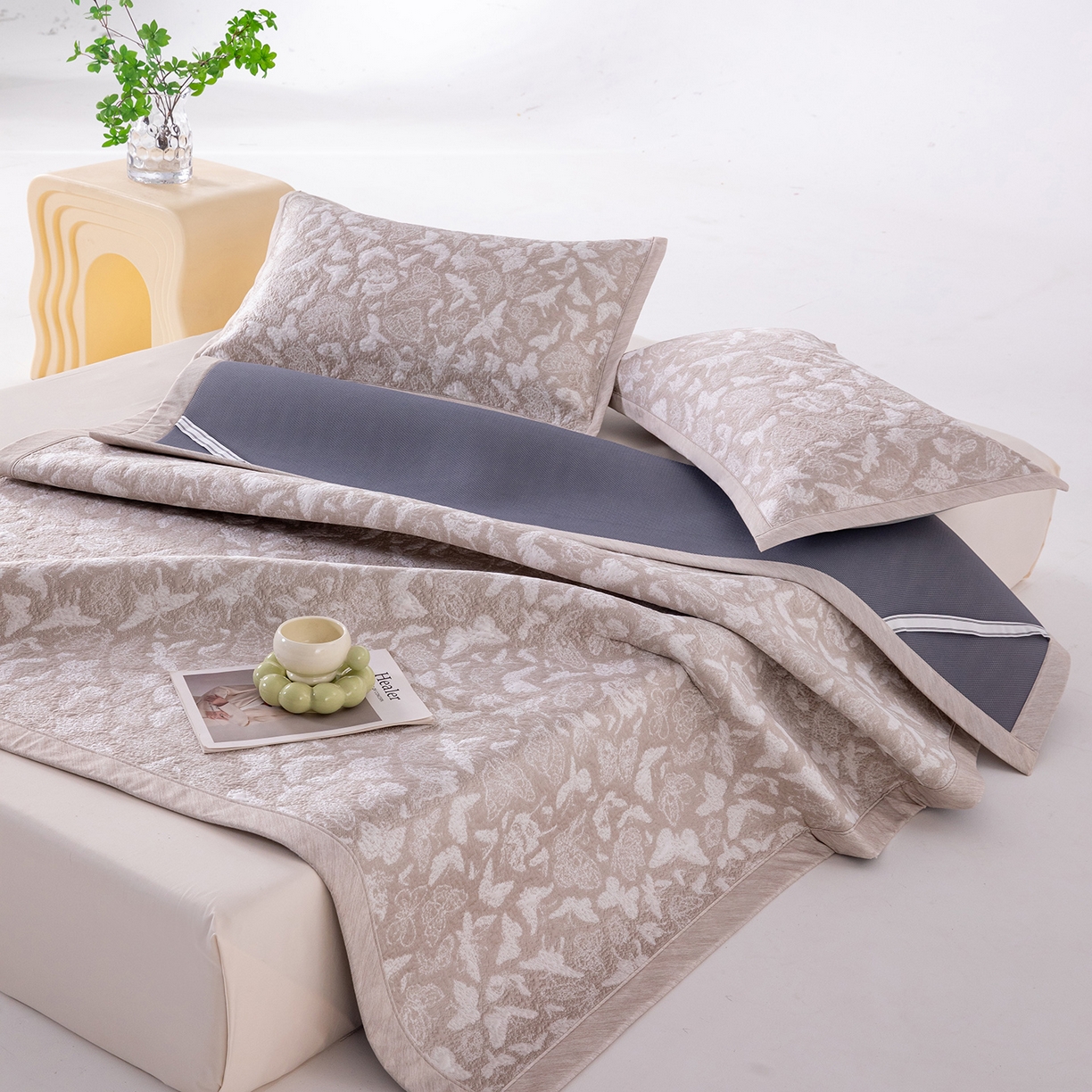 91家纺网 家纺一手货源 找家纺 卡初家居（原微来） 2026新款A类凉感冰豆豆双面提花席-漫天蝶舞 漫天蝶舞-香槟金