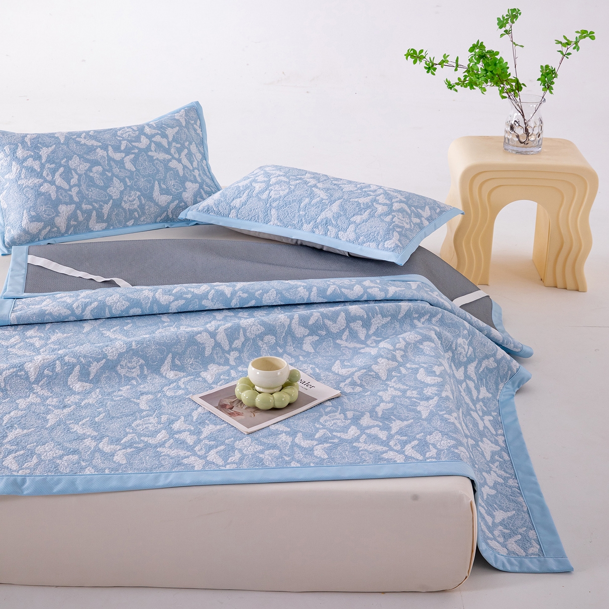 91家纺网 家纺一手货源 找家纺 卡初家居（原微来） 2026新款A类凉感冰豆豆双面提花席-漫天蝶舞 漫天蝶舞-天空蓝