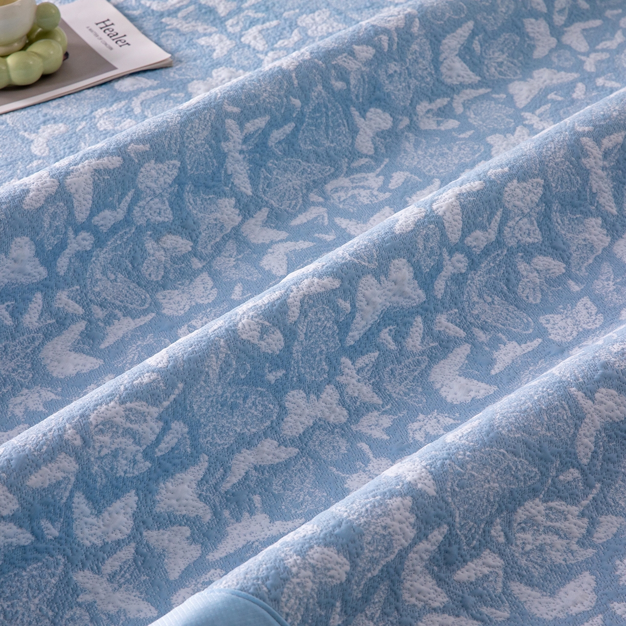 91家纺网 家纺一手货源 找家纺 卡初家居（原微来） 2026新款A类凉感冰豆豆双面提花席-漫天蝶舞 漫天蝶舞-天空蓝