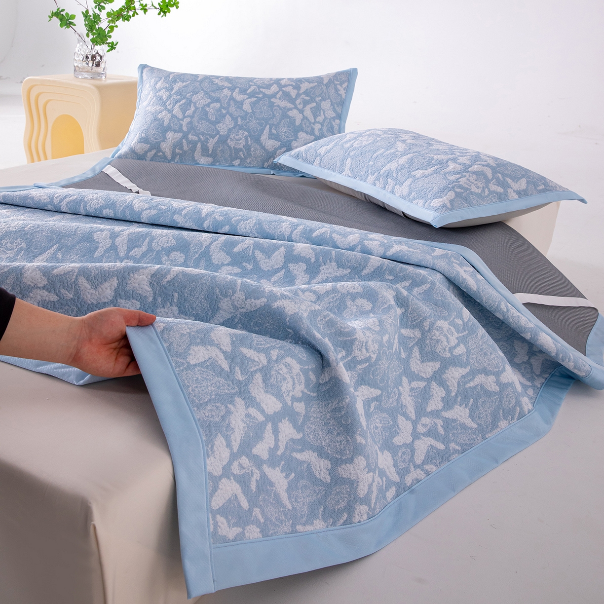 91家纺网 家纺一手货源 找家纺 卡初家居（原微来） 2026新款A类凉感冰豆豆双面提花席-漫天蝶舞 漫天蝶舞-天空蓝