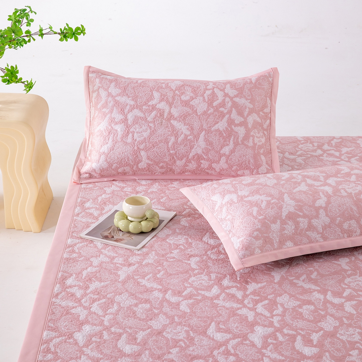 91家纺网 家纺一手货源 找家纺 卡初家居（原微来） 2026新款A类凉感冰豆豆双面提花席-漫天蝶舞 漫天蝶舞-柔和粉