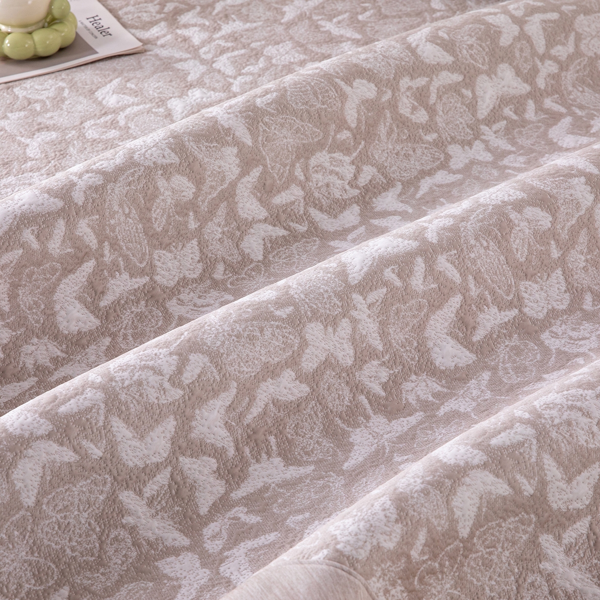 91家纺网 家纺一手货源 找家纺 卡初家居（原微来） 2026新款A类凉感冰豆豆双面提花席-漫天蝶舞 漫天蝶舞-香槟金