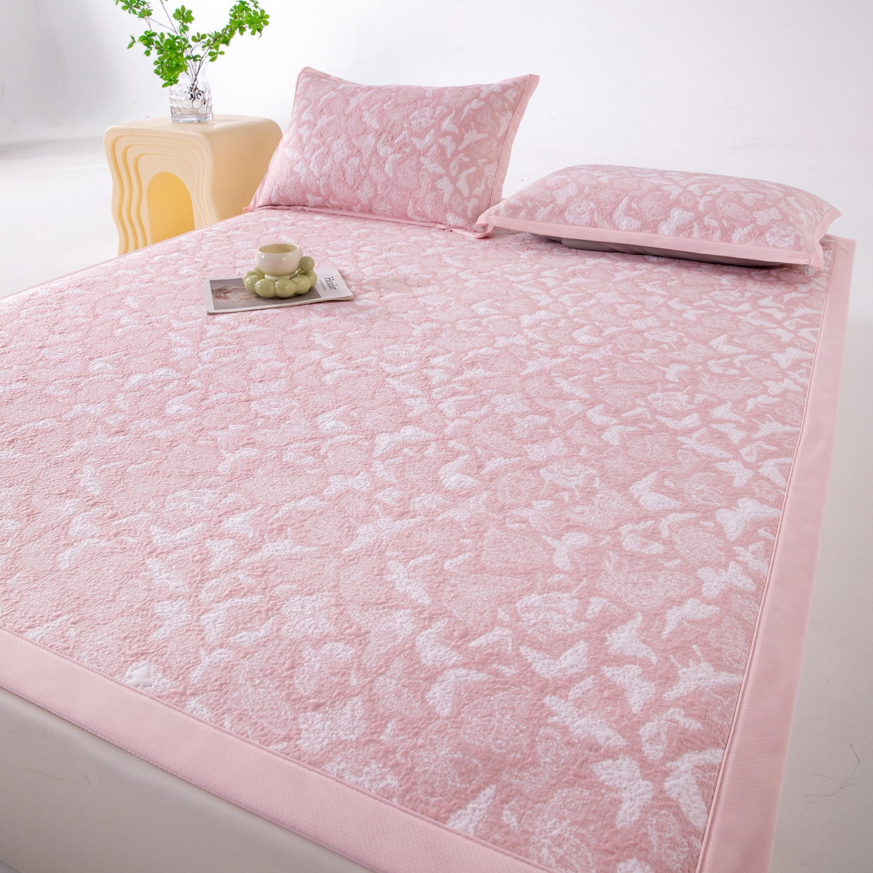 91家纺网 家纺一手货源 找家纺 卡初家居（原微来） 2026新款A类凉感冰豆豆双面提花席-漫天蝶舞 漫天蝶舞-柔和粉