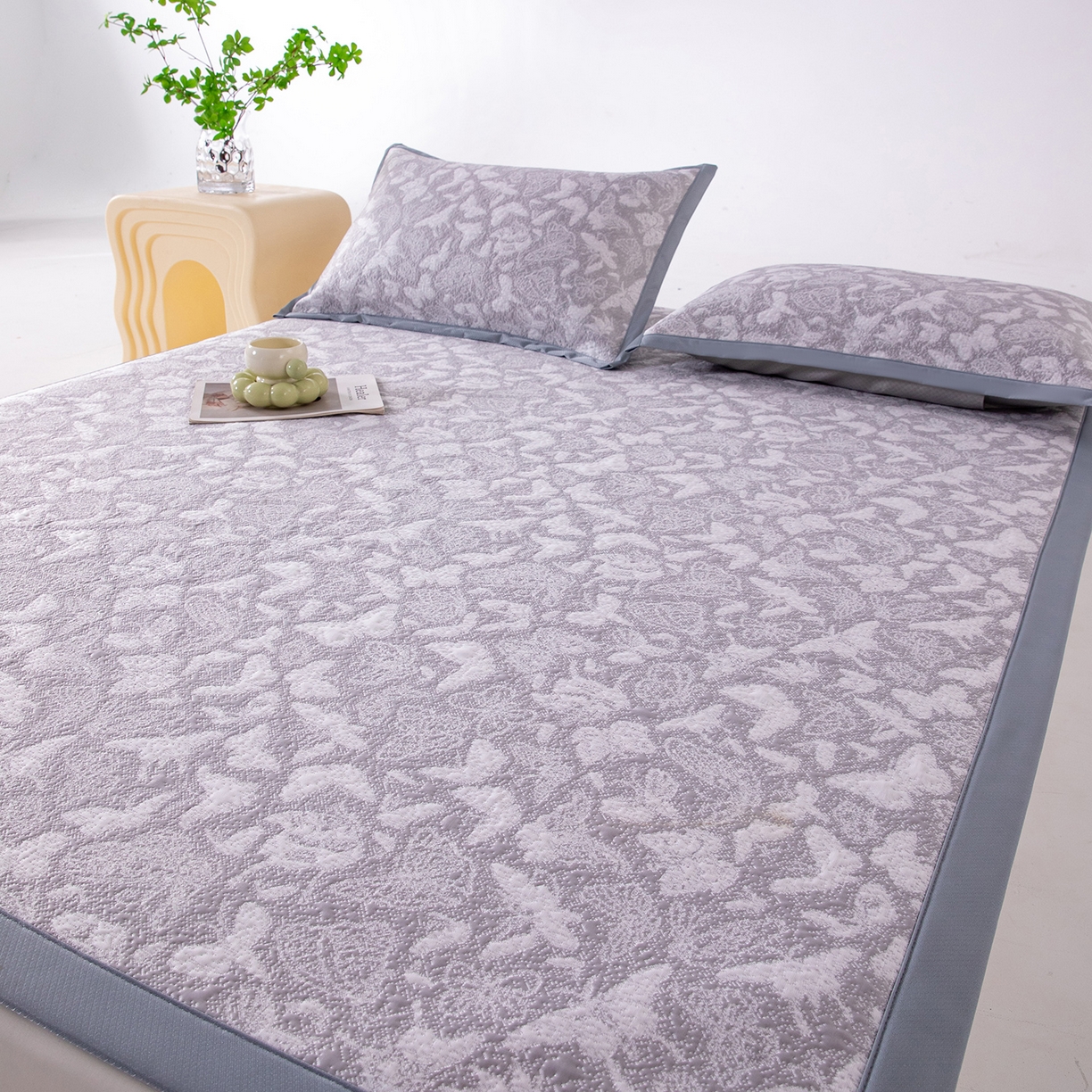 91家纺网 家纺一手货源 找家纺 卡初家居（原微来） 2026新款A类凉感冰豆豆双面提花席-漫天蝶舞 漫天蝶舞-浪漫灰