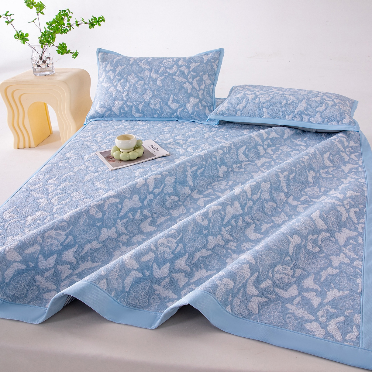 91家纺网 家纺一手货源 找家纺 卡初家居（原微来） 2026新款A类凉感冰豆豆双面提花席-漫天蝶舞 漫天蝶舞-天空蓝