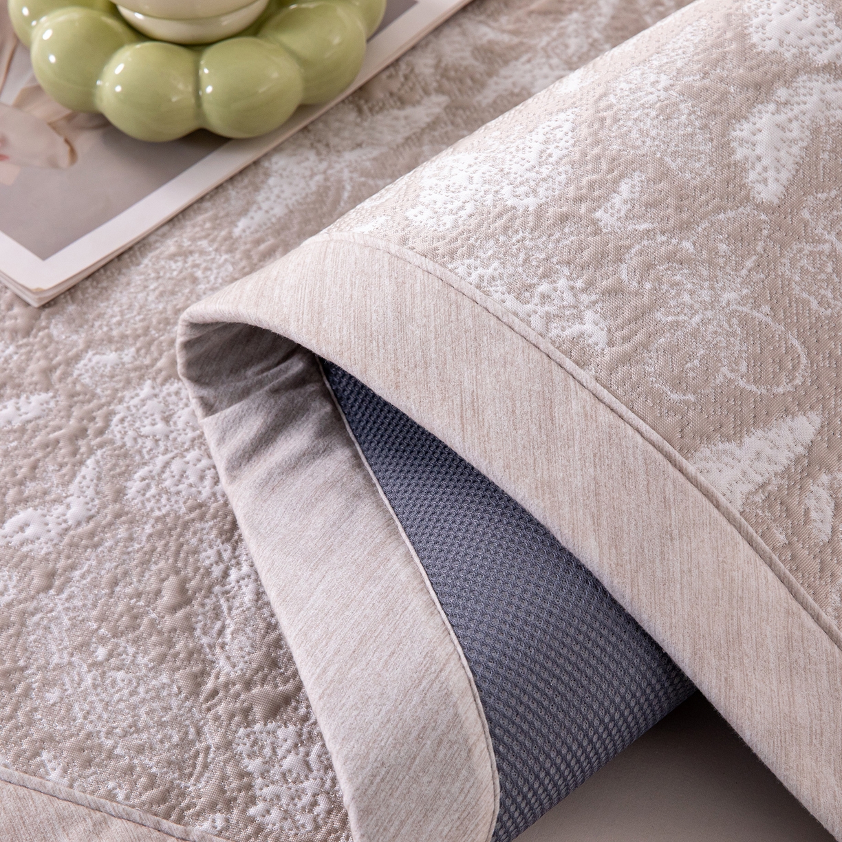 91家纺网 家纺一手货源 找家纺 卡初家居（原微来） 2026新款A类凉感冰豆豆双面提花席-漫天蝶舞 漫天蝶舞-香槟金