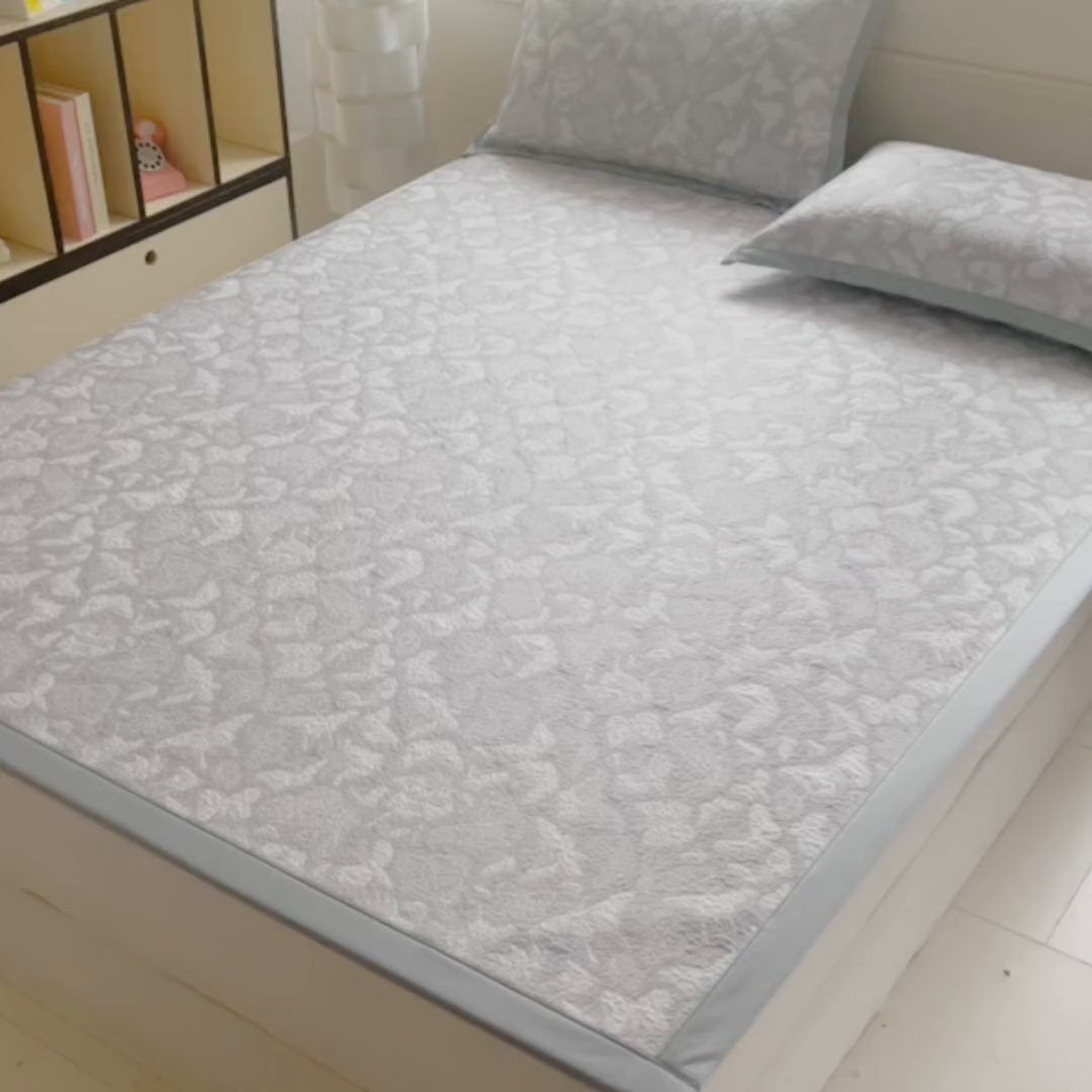 91家纺网 家纺一手货源 找家纺 卡初家居（原微来） 2026新款A类凉感冰豆豆双面提花席-漫天蝶舞 漫天蝶舞-浪漫灰