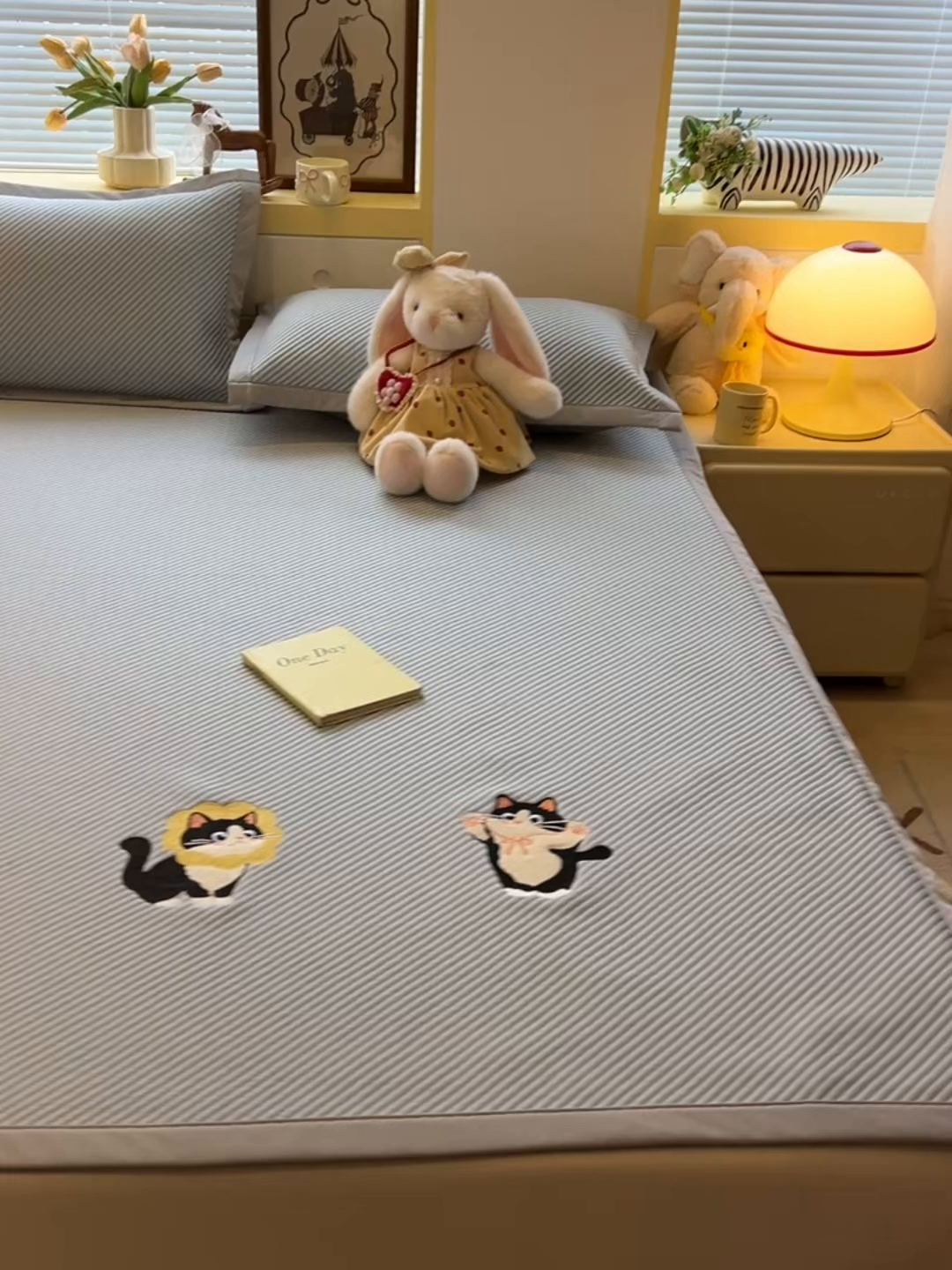 91家纺网 家纺一手货源 找家纺 多乐家纺 2026新款PE提花斜纹凉感豆豆卡通刺绣大包边复合凉席 三只猫-天空蓝（床席款）