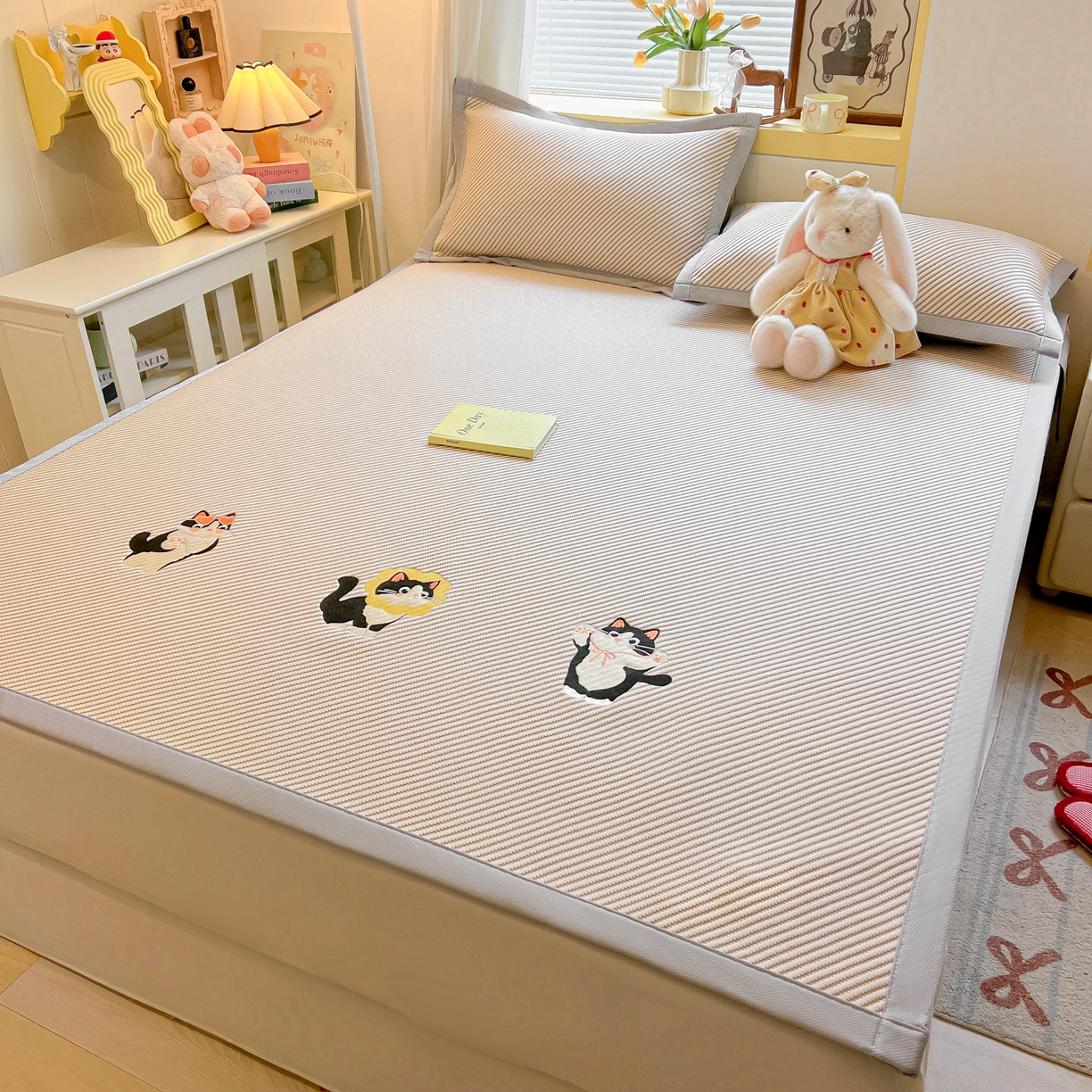 91家纺网 家纺一手货源 找家纺 多乐家纺 2026新款PE提花斜纹凉感豆豆卡通刺绣大包边复合凉席 三只猫-香槟（床席款）