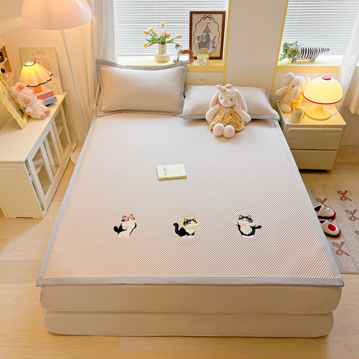 91家纺网 家纺一手货源 找家纺 多乐家纺 2026新款PE提花斜纹凉感豆豆卡通刺绣大包边复合凉席 三只猫-香槟（床席款）