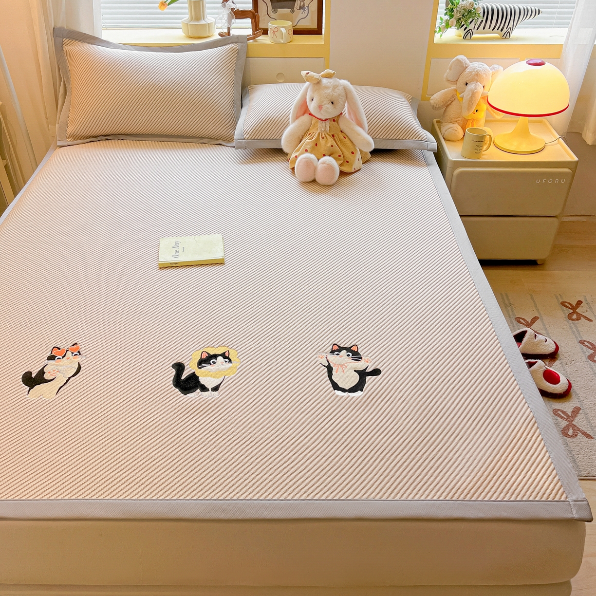 91家纺网 家纺一手货源 找家纺 多乐家纺 2026新款PE提花斜纹凉感豆豆卡通刺绣大包边复合凉席 三只猫-香槟（床席款）