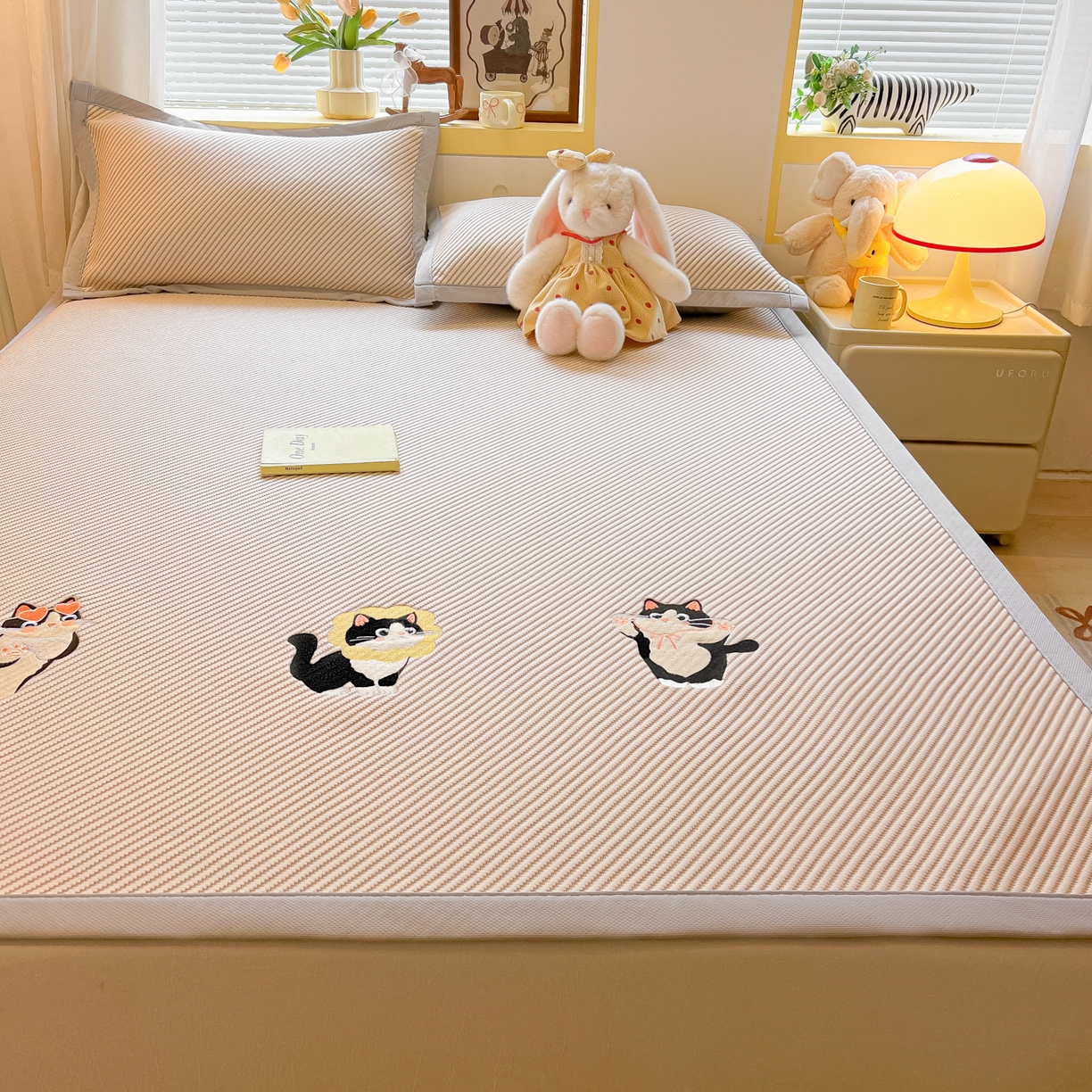 91家纺网 家纺一手货源 找家纺 多乐家纺 2026新款PE提花斜纹凉感豆豆卡通刺绣大包边复合凉席 三只猫-香槟（床席款）