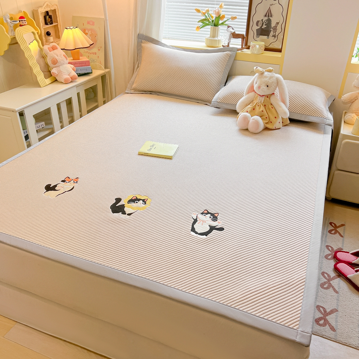 91家纺网 家纺一手货源 找家纺 多乐家纺 2026新款PE提花斜纹凉感豆豆卡通刺绣大包边复合凉席 三只猫-香槟（床席款）