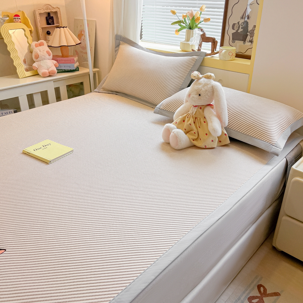 91家纺网 家纺一手货源 找家纺 多乐家纺 2026新款PE提花斜纹凉感豆豆卡通刺绣大包边复合凉席 三只猫-香槟（床席款）