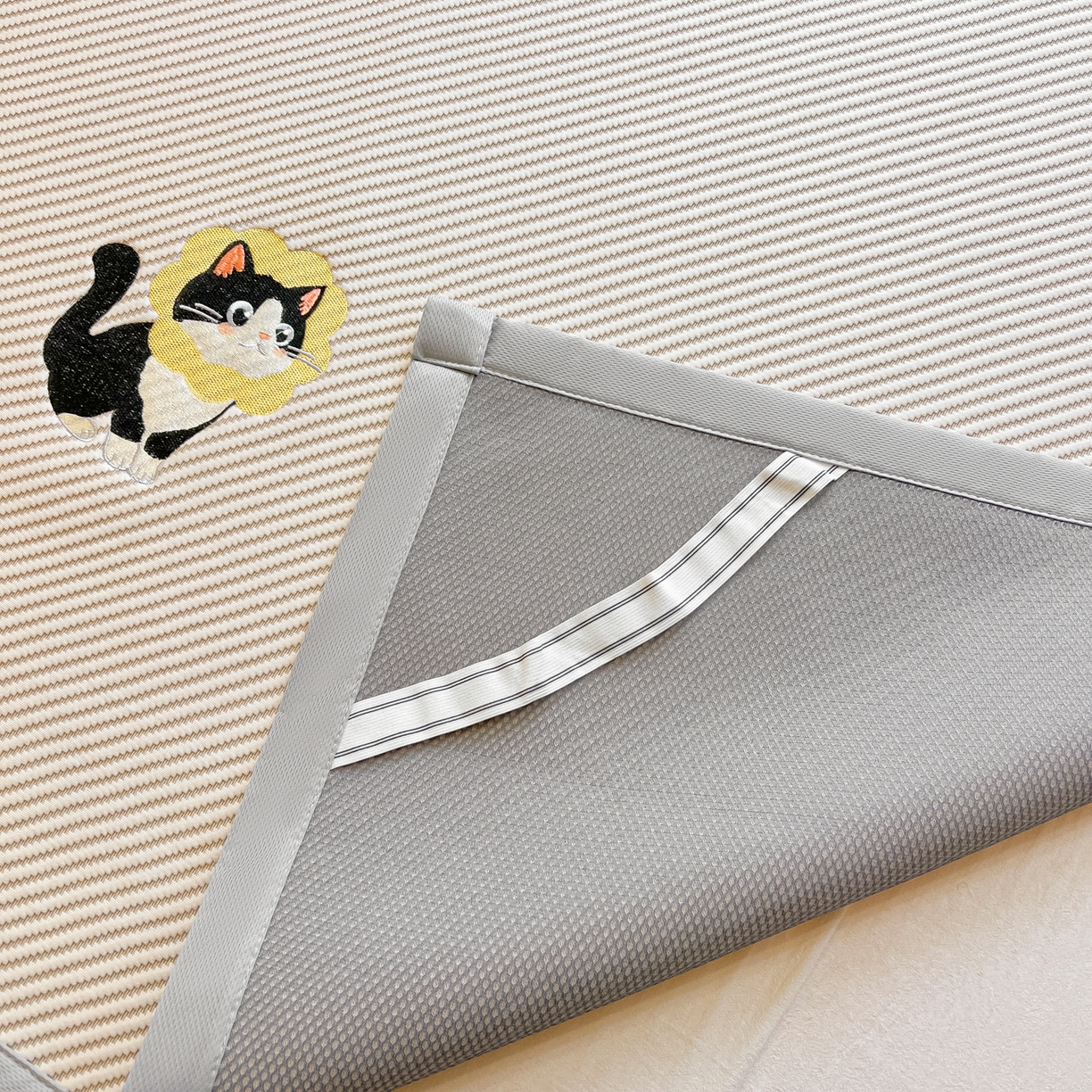 91家纺网 家纺一手货源 找家纺 多乐家纺 2026新款PE提花斜纹凉感豆豆卡通刺绣大包边复合凉席 三只猫-香槟（床席款）