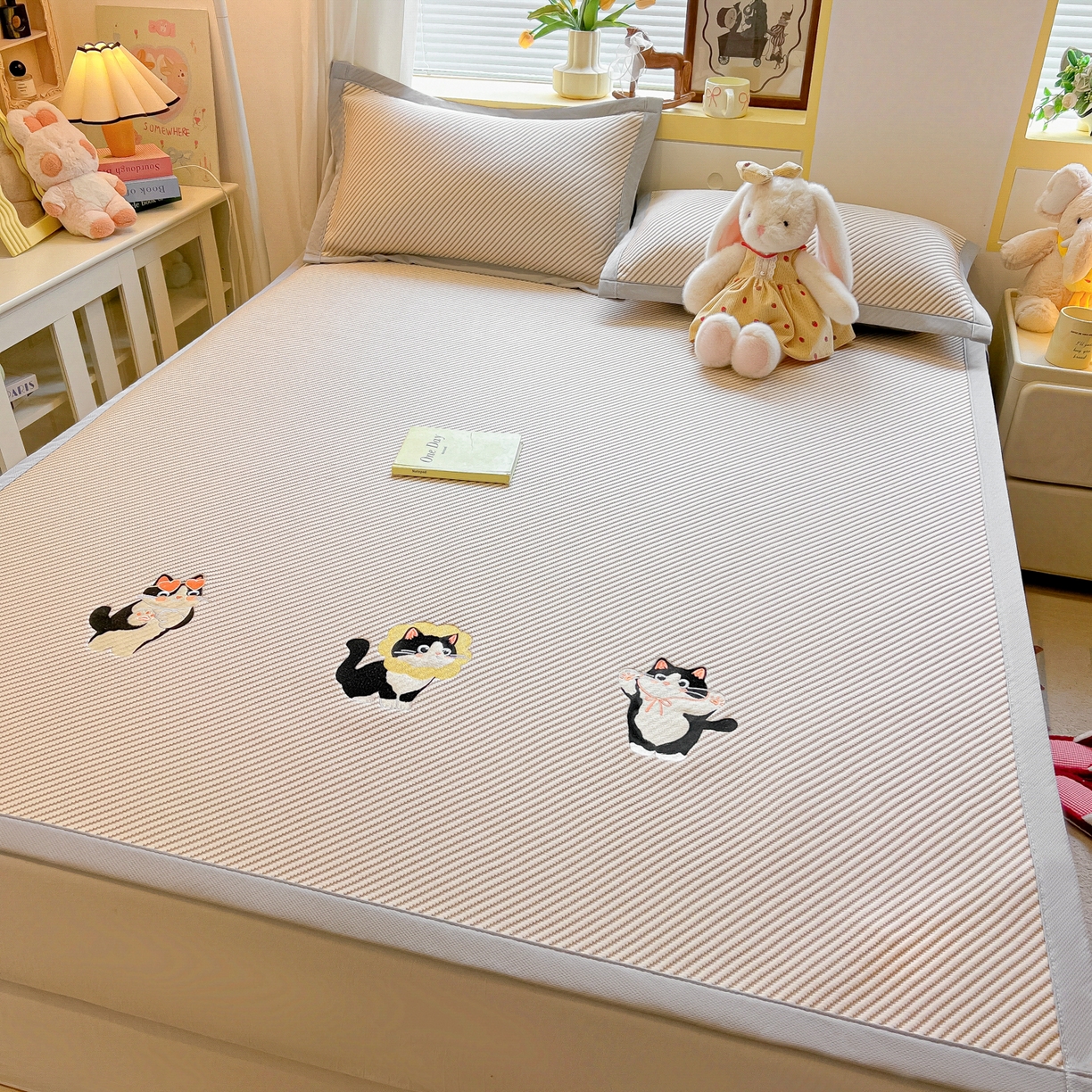 91家纺网 家纺一手货源 找家纺 多乐家纺 2026新款PE提花斜纹凉感豆豆卡通刺绣大包边复合凉席 三只猫-香槟（床席款）