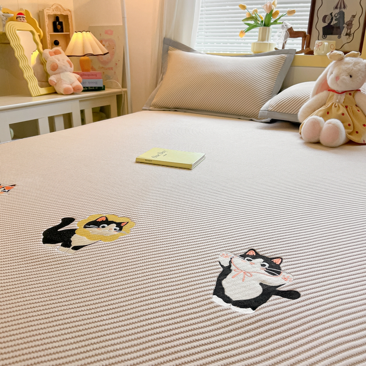 91家纺网 家纺一手货源 找家纺 多乐家纺 2026新款PE提花斜纹凉感豆豆卡通刺绣大包边复合凉席 三只猫-香槟（床席款）