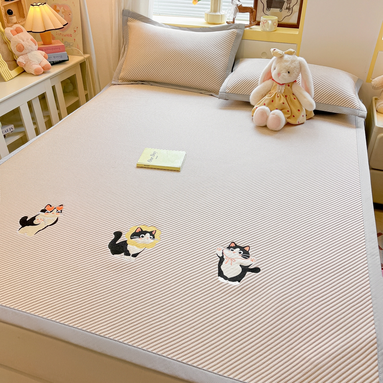 91家纺网 家纺一手货源 找家纺 多乐家纺 2026新款PE提花斜纹凉感豆豆卡通刺绣大包边复合凉席 三只猫-香槟（床席款）