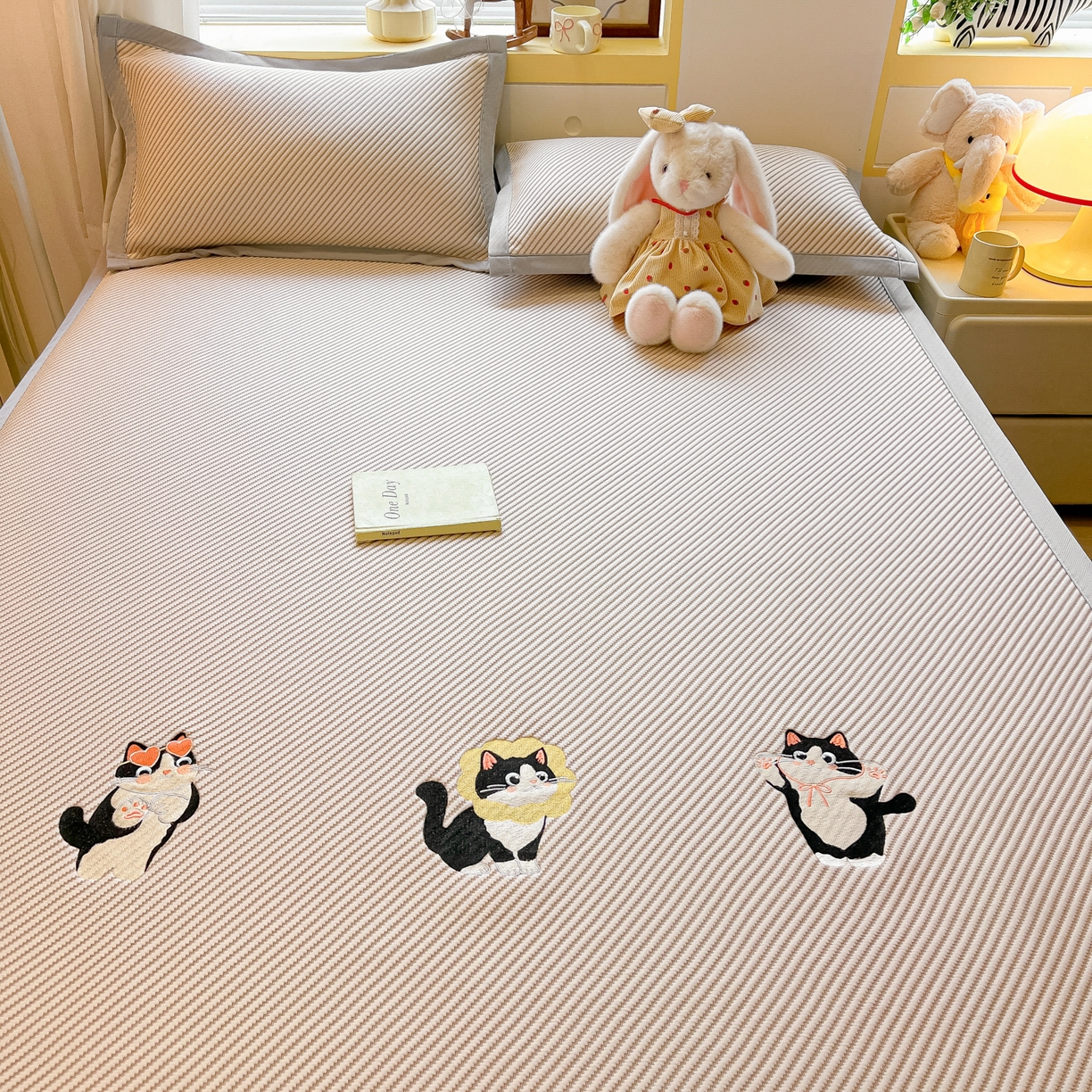 91家纺网 家纺一手货源 找家纺 多乐家纺 2026新款PE提花斜纹凉感豆豆卡通刺绣大包边复合凉席 三只猫-香槟（床席款）