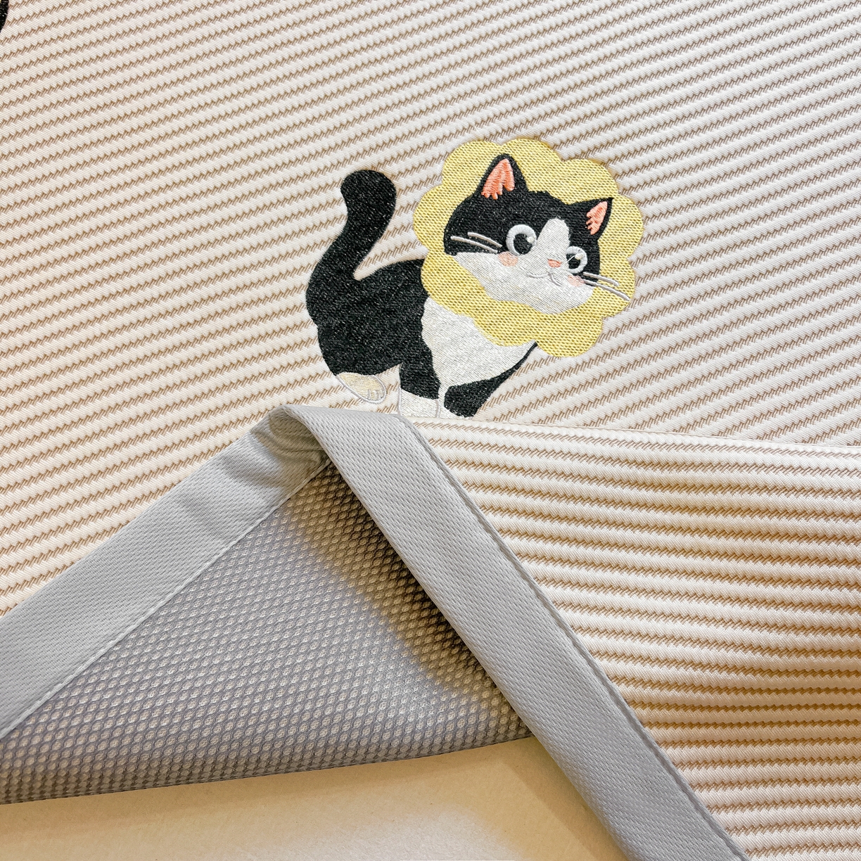 91家纺网 家纺一手货源 找家纺 多乐家纺 2026新款PE提花斜纹凉感豆豆卡通刺绣大包边复合凉席 三只猫-香槟（床席款）