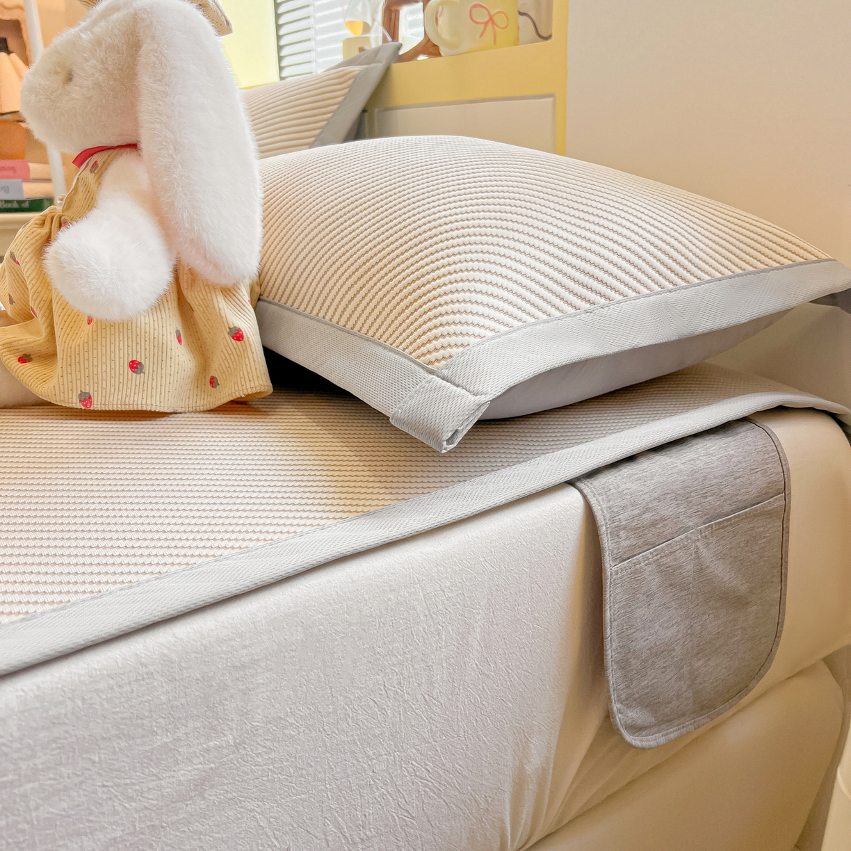 91家纺网 家纺一手货源 找家纺 多乐家纺 2026新款PE提花斜纹凉感豆豆卡通刺绣大包边复合凉席 三只猫-香槟（床席款）