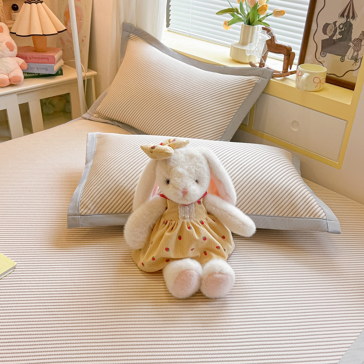 91家纺网 家纺一手货源 找家纺 多乐家纺 2026新款PE提花斜纹凉感豆豆卡通刺绣大包边复合凉席 三只猫-香槟（床席款）