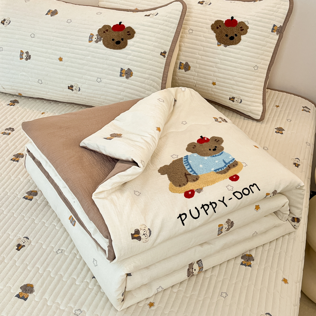 91家纺网 家纺一手货源 找家纺 老帅的工厂店 2026新款云感双层纱毛巾绣夏被夏凉被空调被 小狗滑板日