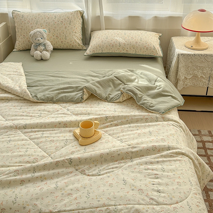 91家纺网 家纺一手货源 找家纺 初念 2026新款云感双层纱抗菌花边夏被夏凉被空调被-系列二（好温柔的夏被~） 晴风-春日小花