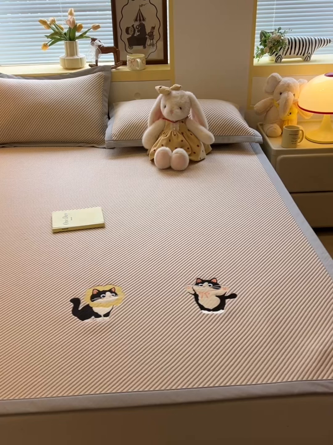 91家纺网 家纺一手货源 找家纺 多乐家纺 2026新款PE提花斜纹凉感豆豆卡通刺绣大包边复合凉席 三只猫-香槟（床席款）