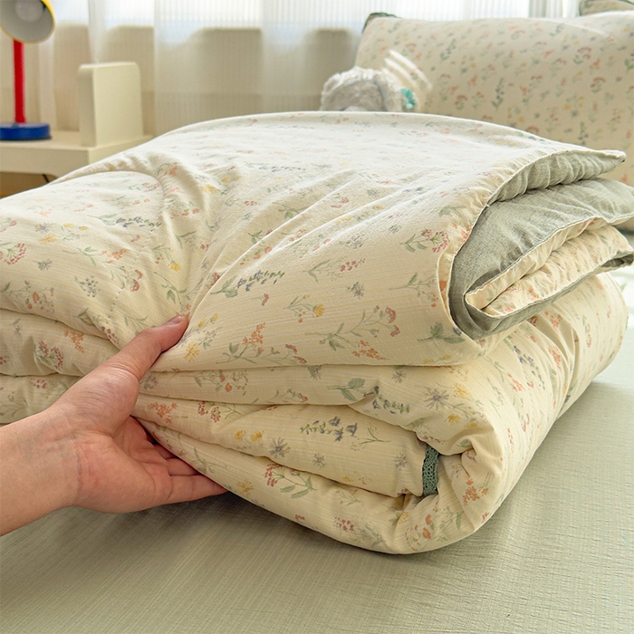 91家纺网 家纺一手货源 找家纺 初念 2026新款云感双层纱抗菌花边夏被夏凉被空调被-系列二（好温柔的夏被~） 晴风-春日小花