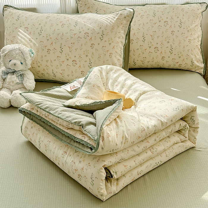 91家纺网 家纺一手货源 找家纺 初念 2026新款云感双层纱抗菌花边夏被夏凉被空调被-系列二（好温柔的夏被~） 晴风-春日小花
