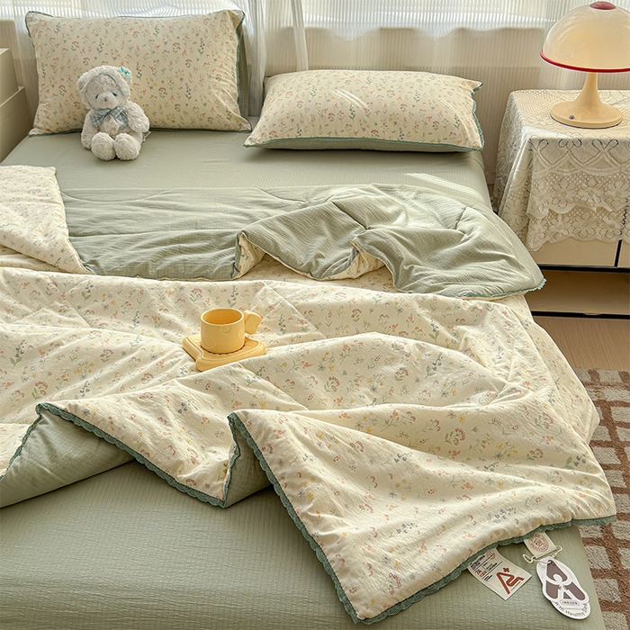 91家纺网 家纺一手货源 找家纺 初念 2026新款云感双层纱抗菌花边夏被夏凉被空调被-系列二（好温柔的夏被~） 晴风-春日小花