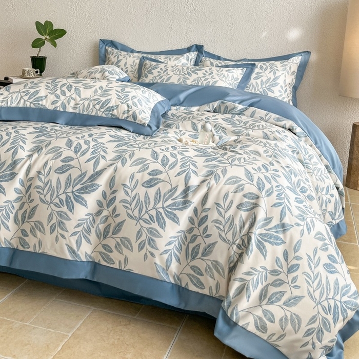 91家纺网 家纺一手货源 找家纺 金牛座家纺 2026新款高克重细斜纹丝柔质感亲肤数码印花宽边四件套-叶舞系列 叶舞-精致蓝