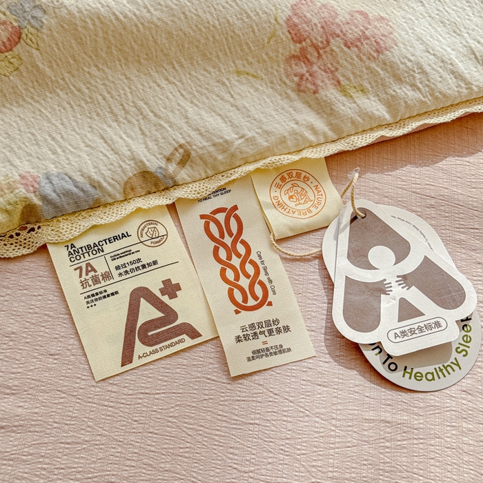 91家纺网 家纺一手货源 找家纺 初念 2026新款云感双层纱抗菌花边夏被夏凉被空调被-系列二（好温柔的夏被~） 晴风-镜子里的兔