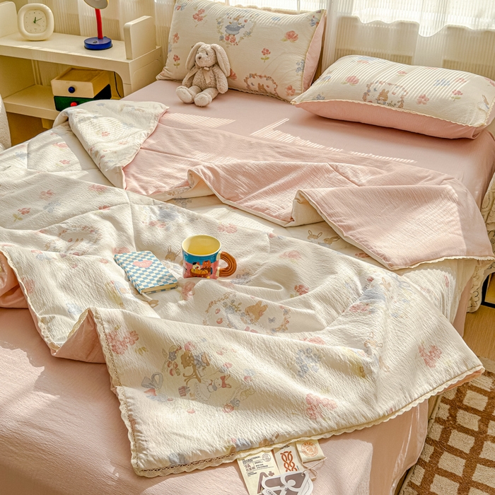 91家纺网 家纺一手货源 找家纺 初念 2026新款云感双层纱抗菌花边夏被夏凉被空调被-系列二（好温柔的夏被~） 晴风-镜子里的兔