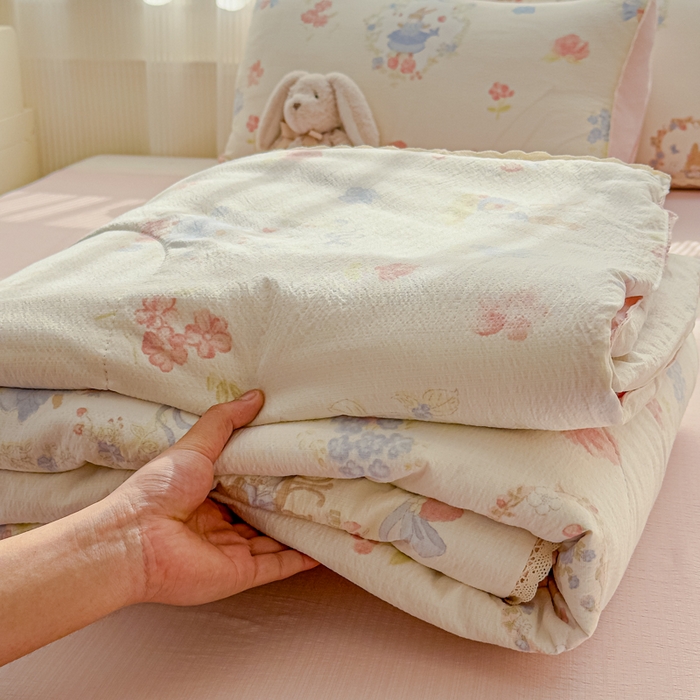 91家纺网 家纺一手货源 找家纺 初念 2026新款云感双层纱抗菌花边夏被夏凉被空调被-系列二（好温柔的夏被~） 晴风-镜子里的兔