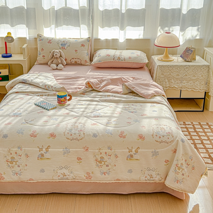 91家纺网 家纺一手货源 找家纺 初念 2026新款云感双层纱抗菌花边夏被夏凉被空调被-系列二（好温柔的夏被~） 晴风-镜子里的兔