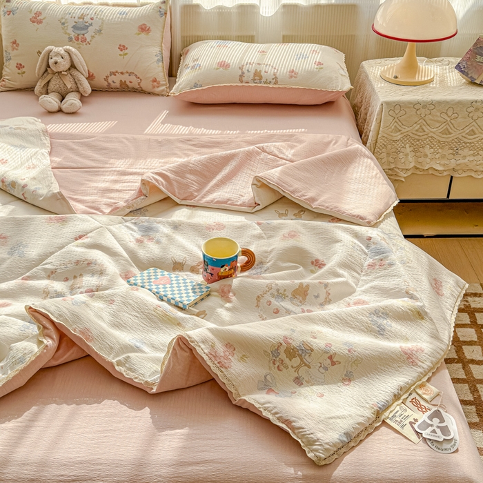 91家纺网 家纺一手货源 找家纺 初念 2026新款云感双层纱抗菌花边夏被夏凉被空调被-系列二（好温柔的夏被~） 晴风-镜子里的兔