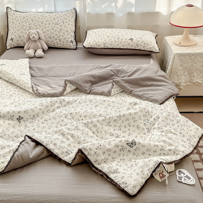 91家纺网 家纺一手货源 找家纺 初念 2026新款云感双层纱抗菌花边夏被夏凉被空调被-系列二（好温柔的夏被~） 晴风-困蝶