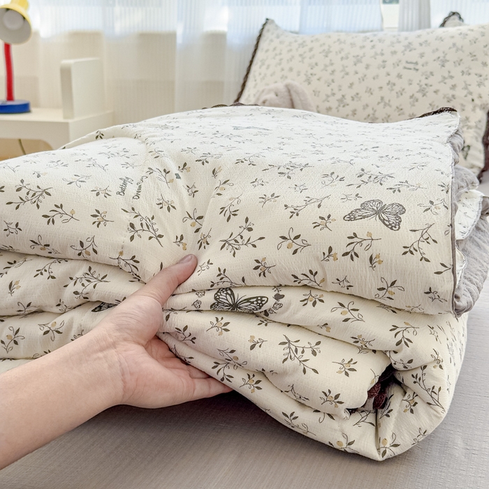 91家纺网 家纺一手货源 找家纺 初念 2026新款云感双层纱抗菌花边夏被夏凉被空调被-系列二（好温柔的夏被~） 晴风-困蝶