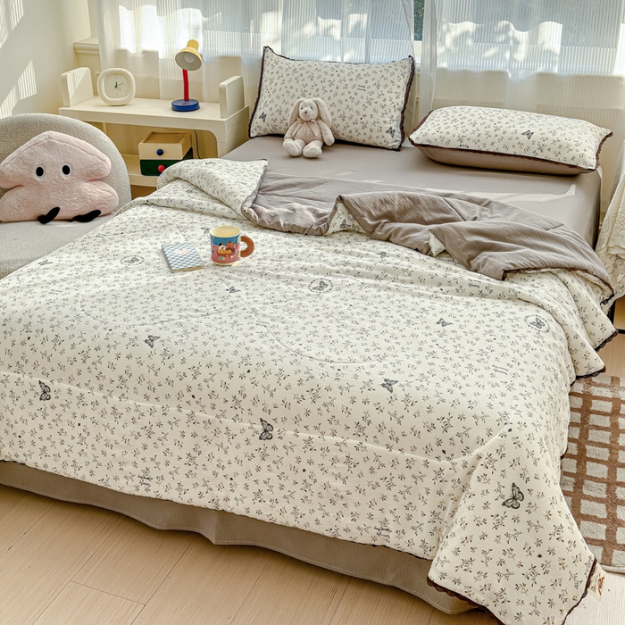 91家纺网 家纺一手货源 找家纺 初念 2026新款云感双层纱抗菌花边夏被夏凉被空调被-系列二（好温柔的夏被~） 晴风-困蝶