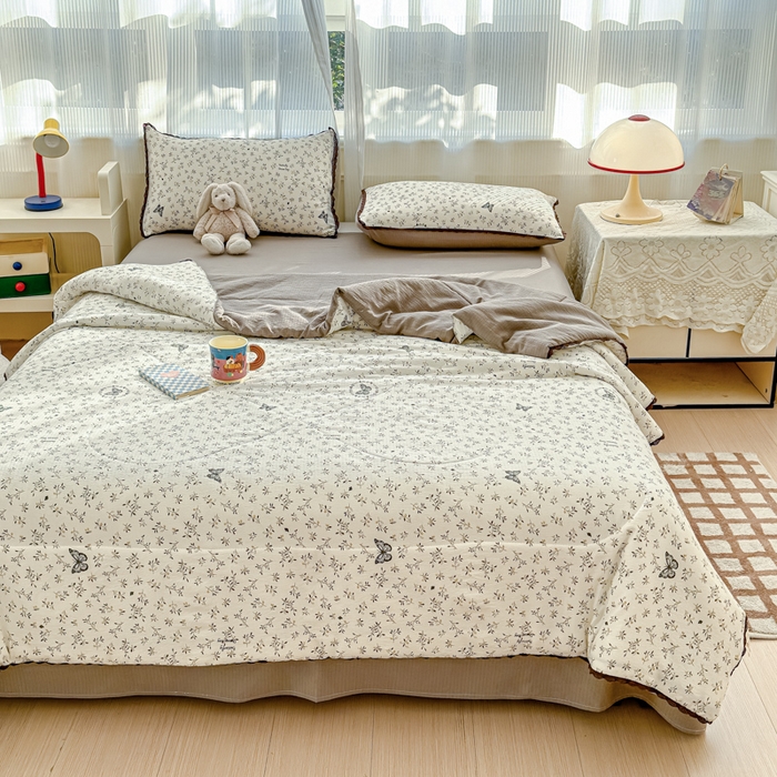 91家纺网 家纺一手货源 找家纺 初念 2026新款云感双层纱抗菌花边夏被夏凉被空调被-系列二（好温柔的夏被~） 晴风-困蝶