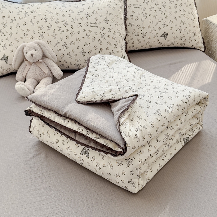 91家纺网 家纺一手货源 找家纺 初念 2026新款云感双层纱抗菌花边夏被夏凉被空调被-系列二（好温柔的夏被~） 晴风-困蝶