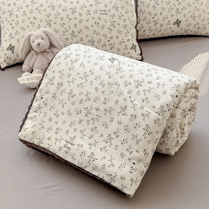 91家纺网 家纺一手货源 找家纺 初念 2026新款云感双层纱抗菌花边夏被夏凉被空调被-系列二（好温柔的夏被~） 晴风-困蝶